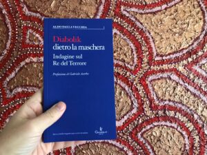 Un libro dedicato a Diabolik copertina blu